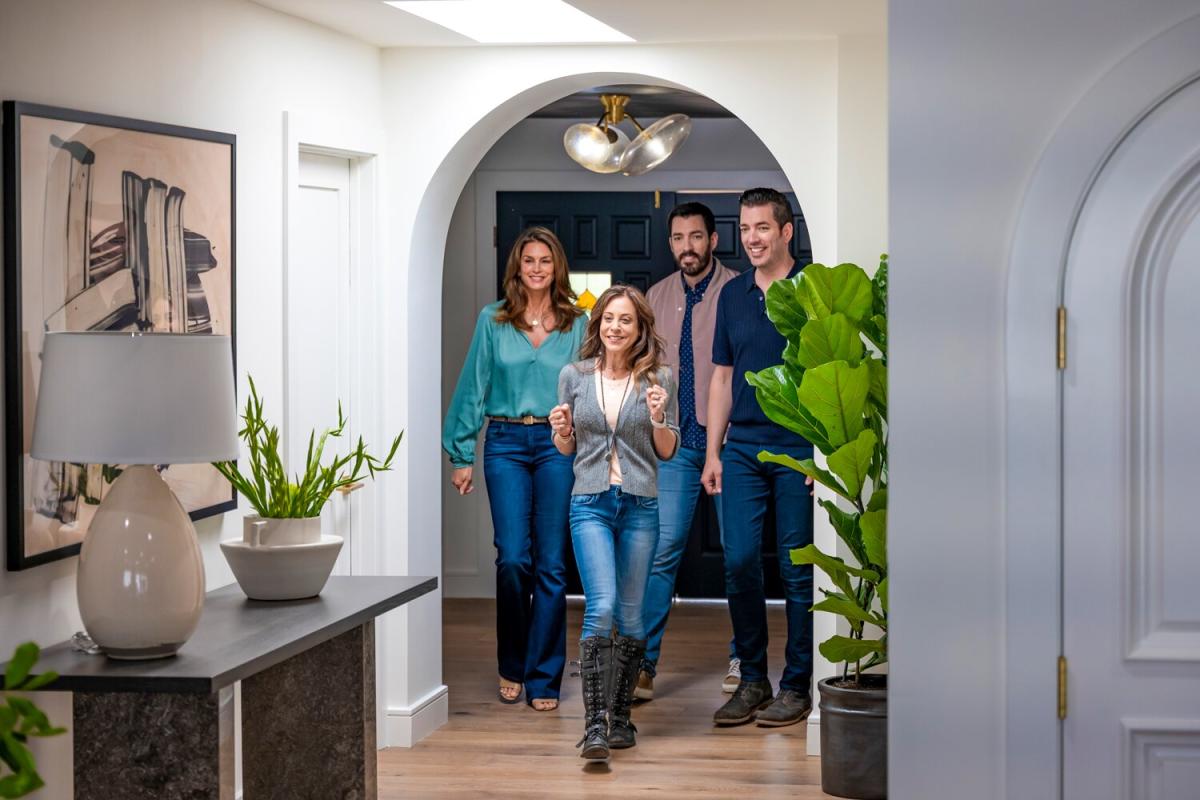 Cindy Crawford Surprises Trainer of 17 Years and Husband, Who Beat Addiction and Cancer, with Home Makeover