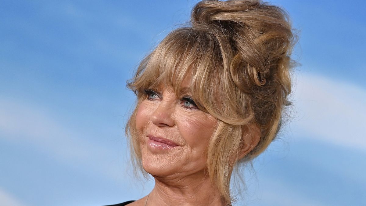 No, Actor Goldie Hawn is Not Dead