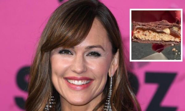 Jennifer Garner makes homemade snickers and skips the Oscars