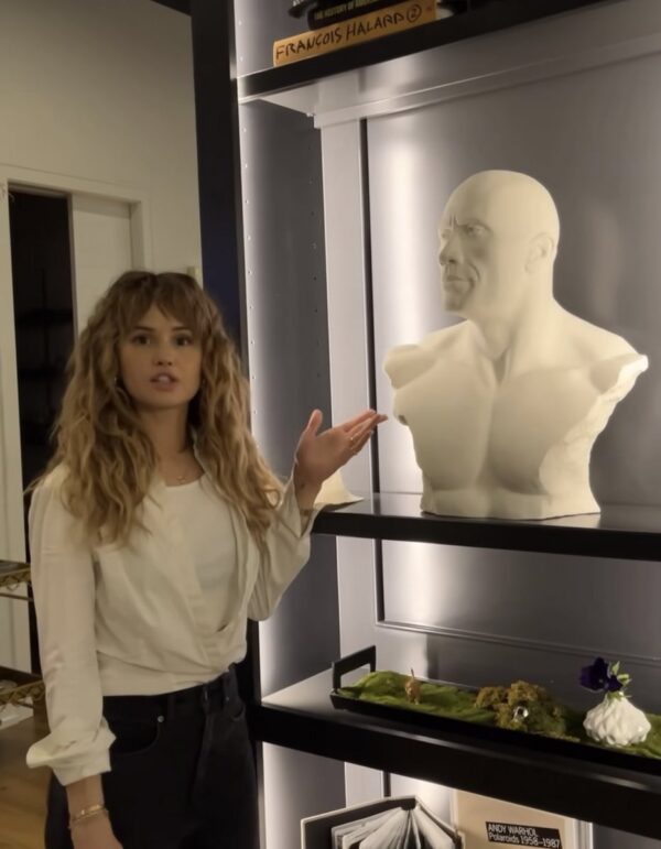 A Debby Ryan e o Josh Dun (do Twenty One Pilots) tem um busto do The Rock (sim do Dwayne Johnson), na sua sala de estar! https://t.co/wJSBs5T5xG