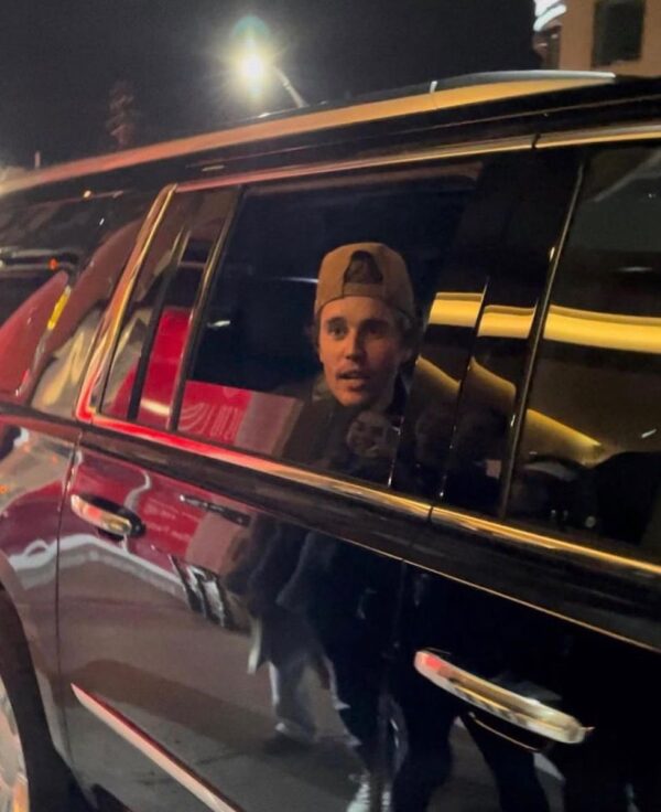 Videos of Justin Bieber spotted out in Toronto, Canada yesterday. (March 30th) (1/2) https://t.co/2EWDDgAGGC