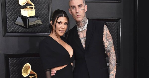 Kourtney Kardashian is missing her leather jacket from her downtown Las Vegas “practice” wedding ceremony with Blink-182 drummer Travis Barker.

https://t.co/QLaq4JL2yq