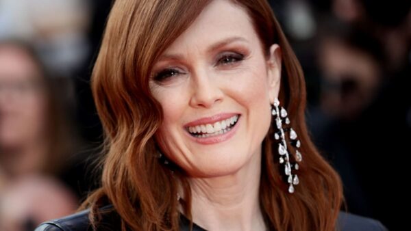 Julianne Moore’s grown-up daughter is her double in photo from special day