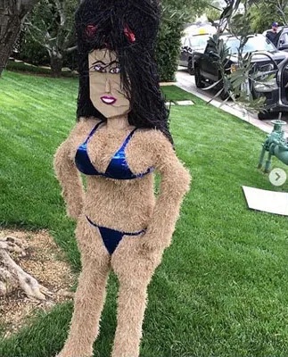 happy 3 year anniversary to this life-size piñata of kourtney kardashian https://t.co/9E84PixsiV