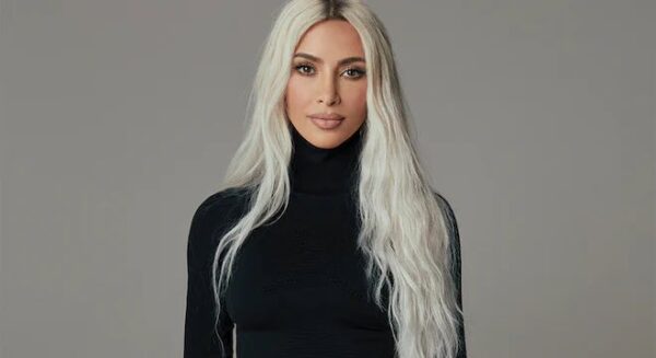 Kim Kardashian will reportedly play a provocative painter named “Tanya” in AHS12. She will have a main role and share many scenes with Emma Roberts. https://t.co/mKTVKs3fEO