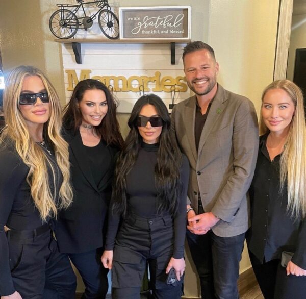 Khloé Kardashian e Kim Kardashian foram vistas hoje em Lancaster, Califórnia – 17 de abril de 2023. https://t.co/R6dlbFyUDw