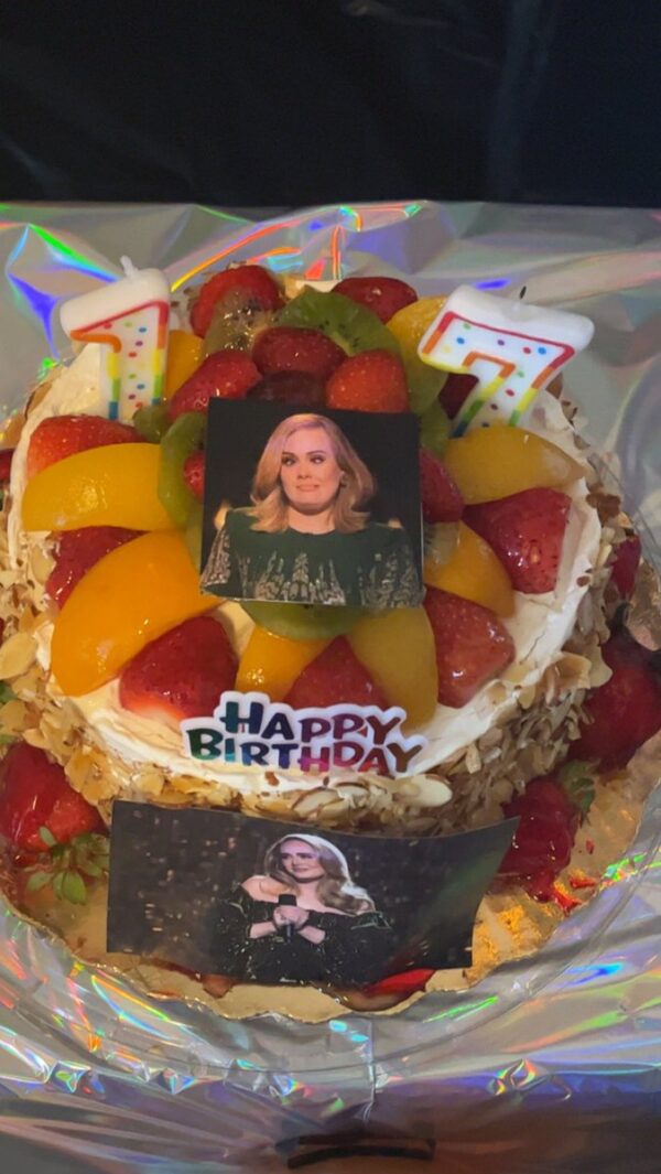 My mom surprising me with an adele theme birthday ?? https://t.co/sLbhPKF6La