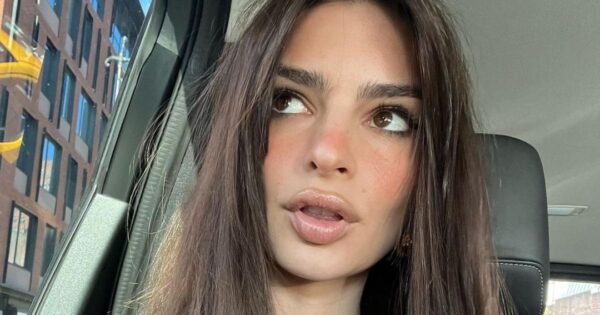 Emily Ratajkowski, 31 ans, poitrine bombée et abdos apparents : elle fait monter la température avec cette tenue INCENDIAIRE https://t.co/WbHgFE1Z3C https://t.co/0lcLGS5nOm