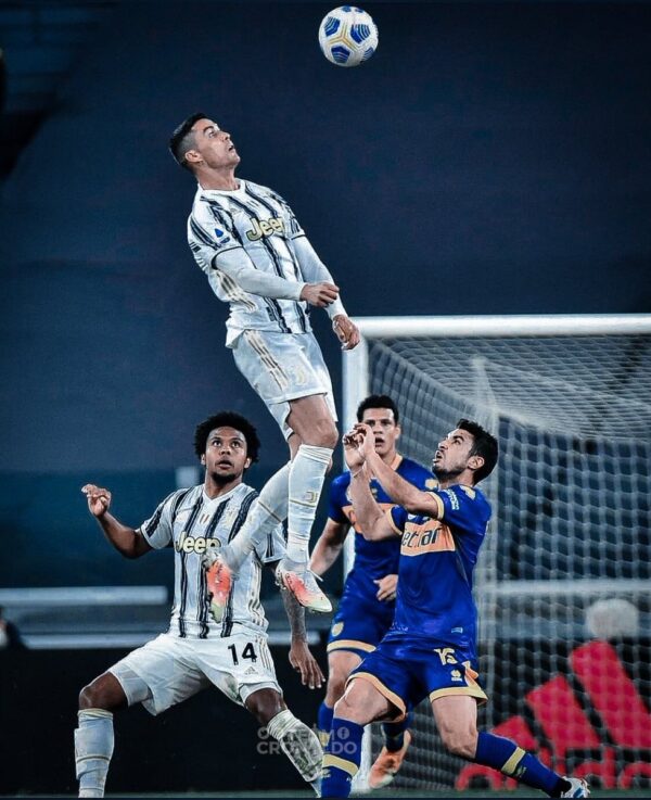 Cristiano Ronaldo defying the laws of gravity and leaving everyone in awe. https://t.co/HPJKyXCHOO