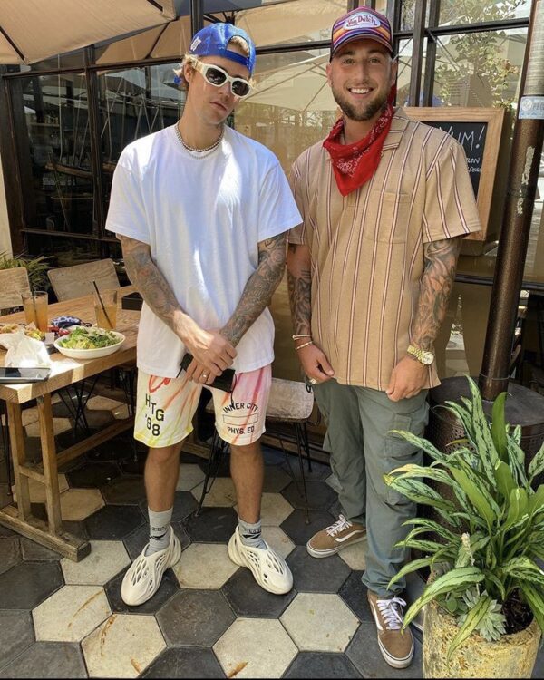 “He was at a restaurant chilling in LA and told us to pull up. He wanted these 2 chains that we had. It’s like an iced out ball chain. Pulled up, met with the dude. Super cool guy.”
– Dan Folger on meeting Justin Bieber in August 2020. https://t.co/jJP8dwJqmy