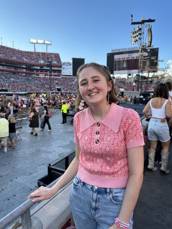 went to 2 taylor swift concerts and i am not even trying to be dramatic but this might be the best weekend of my life lol https://t.co/ZTHtKKHEyj