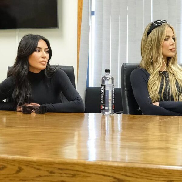 ?FAMOSOS: Kim e Khloe Kardashian visitam prisão nos EUA ao lado de influenciadores: 

“Ouvir as histórias de pessoas presas no sistema prisional é o que impulsiona meu compromisso de defender a reforma e encontrar maneiras de alavancar minha plataforma para ajudar a mudar vidas… https://t.co/zHdO1CVL48