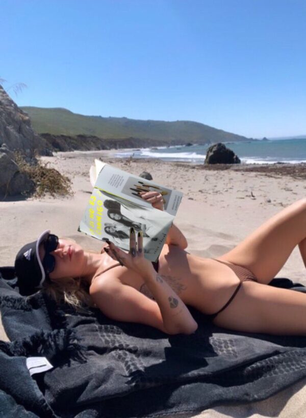 miley cyrus leyendo YSNEC? https://t.co/YIxCUt3PfI