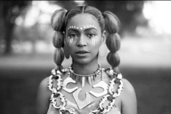 Beyoncé in the sacred Yoruba art of the Ori for Lemonade.

In Yoruba, “Ori” literally means your essence, your soul, your destiny.

Laolu Senbanjo, the Nigerian artist behind the body art in Lemonade, on working with Beyoncé as his muse, “When I work with a muse, the muse, their… https://t.co/OM0v8ERGAe