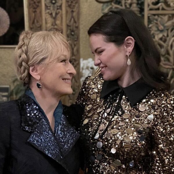 🚨FAMOSOS: Meryl Streep e Selena Gomez nos bastidores da série #OnlyMurdersInTheBuilding. https://t.co/XalfBv8a3r