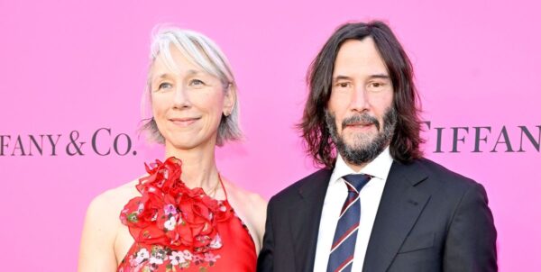 Keanu Reeves and Girlfriend Alexandra Grant Share a Kiss On the Red Carpet