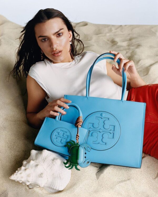 Emily Ratajkowski para a coleção de Verão 2023 da Tory Burch.