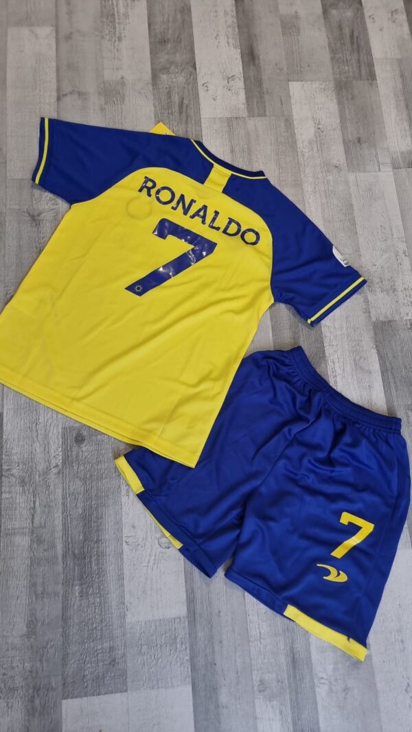 ?⚪ Admirez le nouveau kit enfant d'Al Nassr avec le numéro légendaire de Cristiano Ronaldo #7 ?? ! Obtenez-le à 13€. Ajoutez le flocage personnalisé du nom et du numéro pour seulement 3€ de plus. ➡Voir lien dans notre bio #SPL