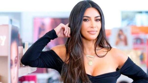 Ünlü Model Kim Kardashian İçine Hiç Bir Şey Giymedi Kim Kardashian, Kendall Jenner'a özendi ve içine bir şey giymeden ayna karşısında poz verdi. Ünlü model Kim Kardashian paylaşımlarıyla beğeni topladı. trsondakika.com/magazin/unlu… #Magazin #KimKardashian