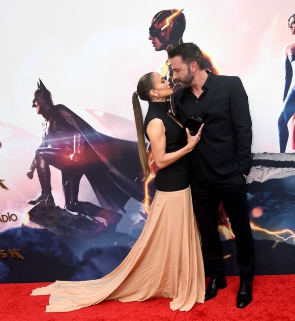 Zakochani Jennifer Lopez i Ben Affleck przyciągali spojrzenia na premierze filmu "Flash". Fot. Getty Images > facebook.com/photo.php?fbid=…