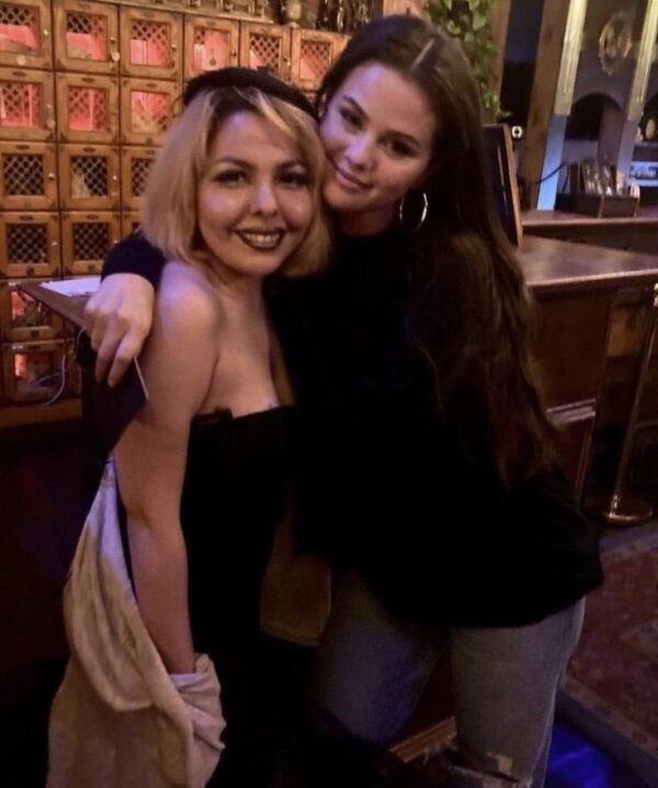 New/old picture of Selena Gomez with a Fan. ?Nueva/antigua fotografía de Selena Gomez con una Fan.
