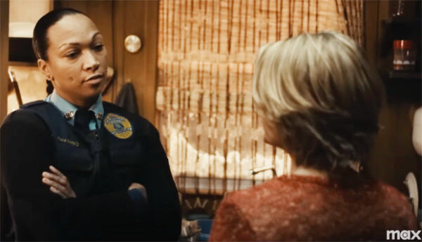 True Detective Season 4: Night Country、Jennifer LopezはAlaska State Troopers、Jodie FosterはEnnis Police Department/EPD のChief/署長、John HawkesはEPDのLieutenant/警部補 か…。