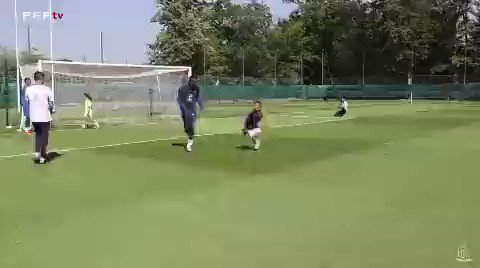 El jugador francés Marcus Thuram hizo la celebración del Siiiuuu de Cristiano Ronaldo con su hijo, en un entrenamiento con la selección de Francia 🇫🇷