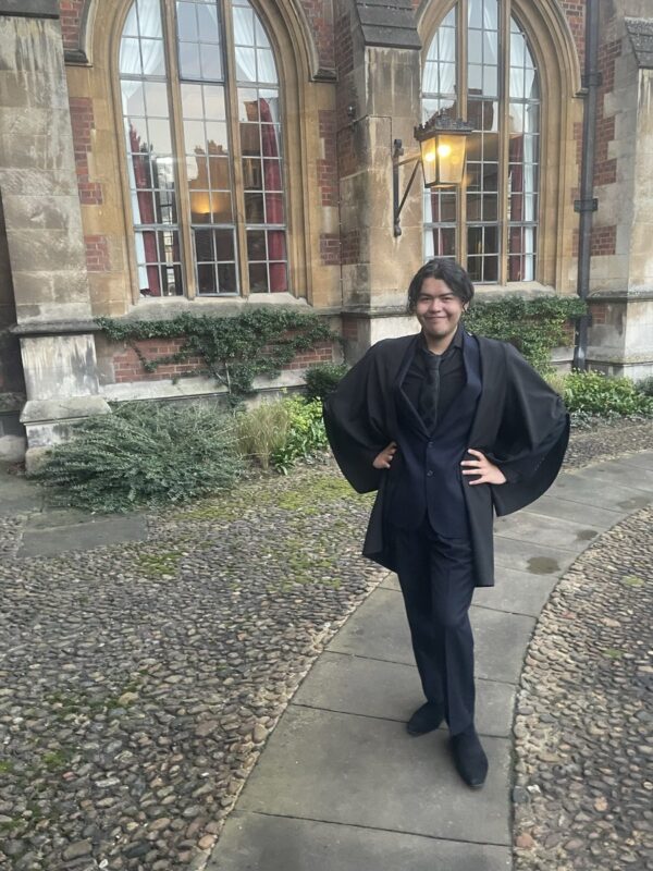 Thinking about how I wrote an admissions essay to Cambridge asking them to pls let me in so I can find where Adele lives in London. Anyways here’s a pic of me at matriculation pic.twitter.com/38vb62EHzF