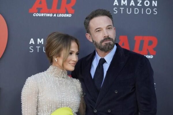 #RostrosyFamosos Celebran Jlo y Ben Affleck un año de matrimonio en familia Jennifer Lopez y Ben Affleck celebraron su aniversario de bodas yendo a almorzar el fin de semana con sus hijos Samuel, Emme y Maximiliano. laprensa.mx/notas.asp?st=0&i…