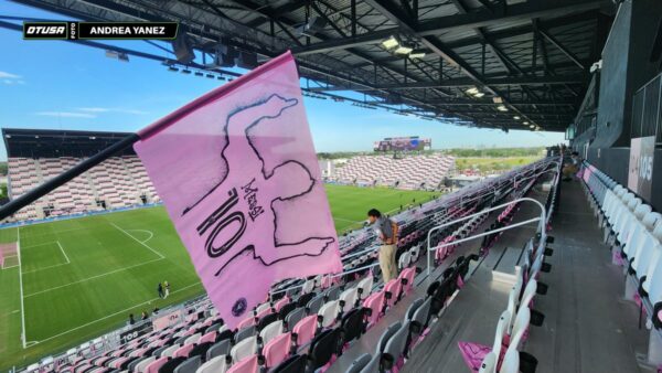 #LeaguesCup | Los 22.000 aficionados presentes en DRV PNK Stadium recibirán esta bandera conmemorativa. Es la noche de Lionel Messi.#InterMiamiCF #Messi? pic.twitter.com/LfRIWaAmWu