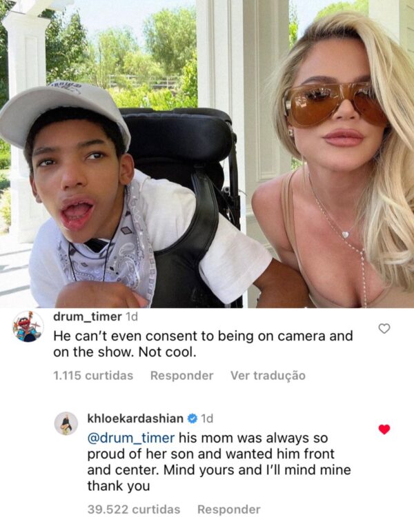 Khloé Kardashian respondeu alguns comentários desnecessários que recebeu no post de aniversário do Amari. Tradução: "Ele nem pode consentir em estar na câmera e no programa. Não é legal."Khloé respondeu "sua mãe sempre teve muito orgulho de seu filho e o queria na frente e no pic.twitter.com/9tLI95vPBm