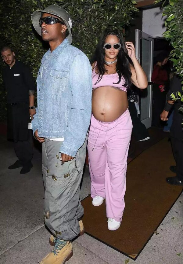 Pregnant #Rihanna and A$AP #Rocky were spotted enjoying a date night in Santa Monica on Friday, ahead of the arrival of their second child. pic.twitter.com/9WgfPbGP0D