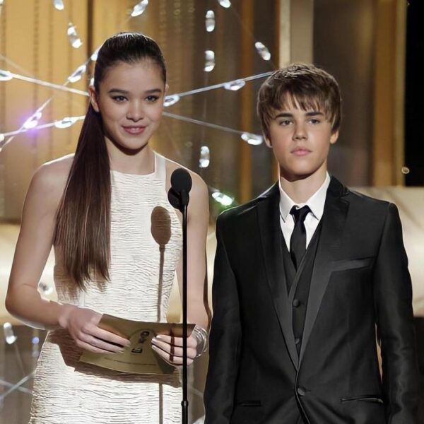 Hailee with Justin bieber they were both so young but Hailee was taller than him pic.twitter.com/HnjgKjBWC9