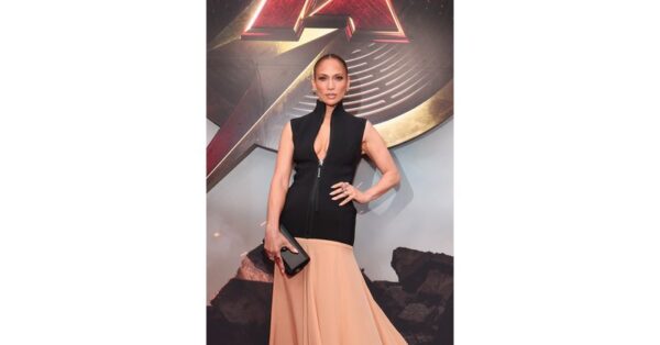 Jennifer Lopez | Γιόρτασε τα 54 με διαφορετικά looks και χορό επάνω σε τραπέζι