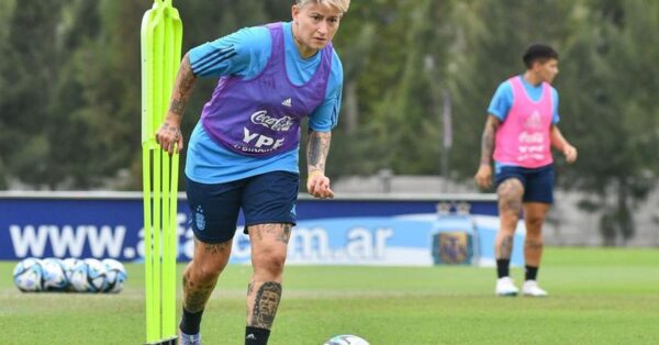 🇦🇷 “¿En qué momento dije que soy antiMessi?”, respondió la jugadora argentina Yamila Rodríguez a la decena de mensajes que se ensañaban con ella por el tatuaje de Cristiano Ronaldo que tiene debajo del rostro de Diego Armando Maradona 🖋 @cotilambertucci