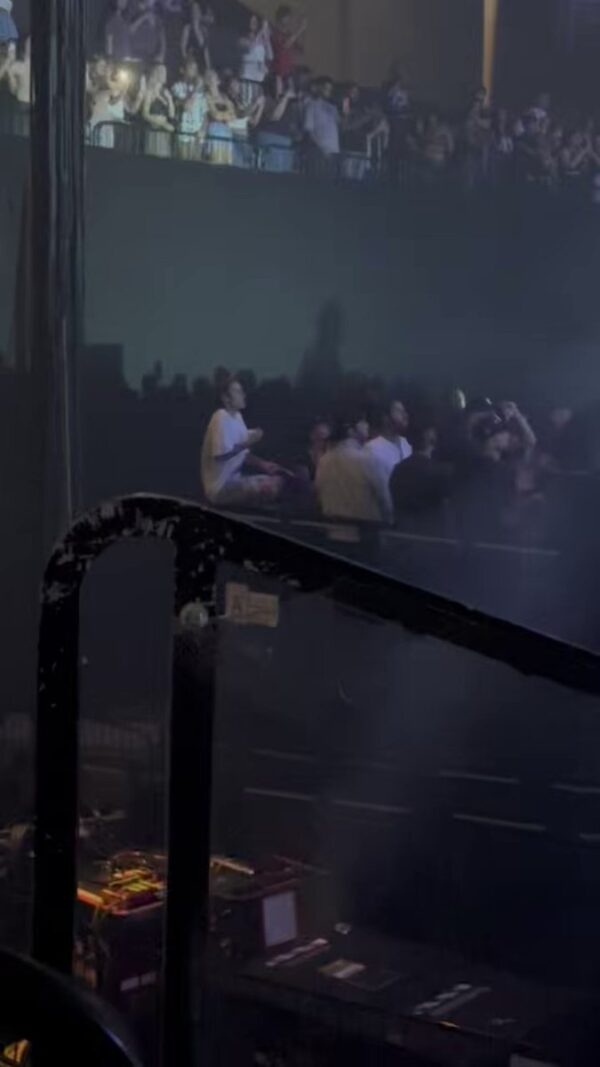 Hailey e Justin Bieber durante a #ItsAllABlurTour do cantor Drake no estádio Barclays Center no Brooklyn, Nova York. (18 de julho)