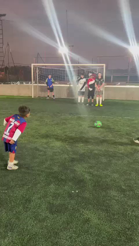 A 5 year old kid in Barca jersey scoring a spectacular free kick and doing Ronaldo’s SIUUU celebration. Cristiano Ronaldo is the inspiration for generations to come. pic.twitter.com/3mDOTc9Ko0