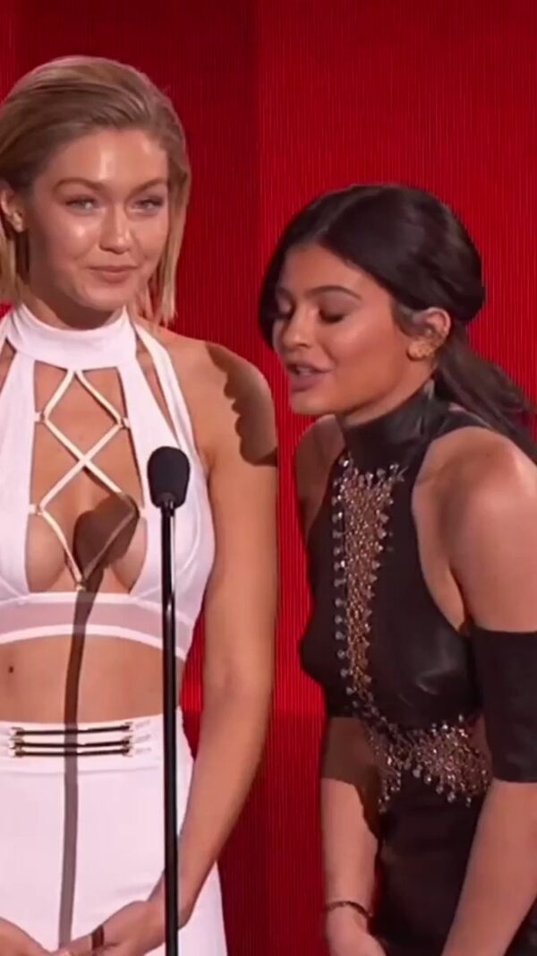 Kylie Jenner and Gigi Hadid when they were one of the announcers at the #AMAs in 2015. pic.twitter.com/2atB3GY24n