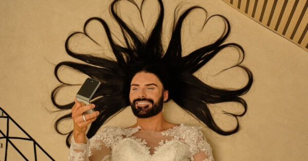 Self-confessed ‘selfie king’ Rylan Clark recreates iconic celebrity selfies from Kendall Jenner, Justin Bieber, Lewis Capaldi, and Lionel Messi with the help of the new Samsung Galaxy Z Flip 5 and Z Fold 5. New campaign marks the …