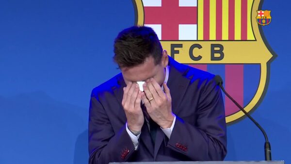 #UnDíaComoHoy A dos años de la despedida de Lionel Messi de Barcelona, entre lágrimas y una ovación repleta de respeto y admiración ??pic.twitter.com/hFVMKIlIn9