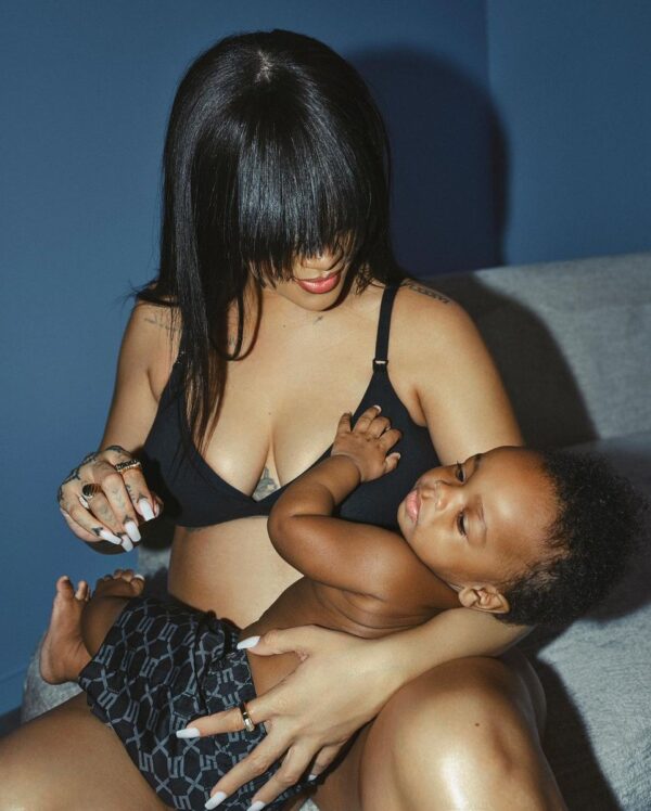 ?#EnRedes | Rihanna sabe cómo facturar ? La cantante y empresaria lanzó una colección de brasieres para maternidad, de la cual ella es la imagen junto a su primogénito RZA Athelston. ? pic.twitter.com/EE2o3f3yAt