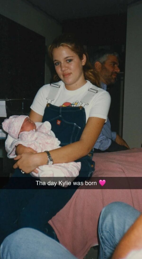 "O dia em que Kylie nasceu" Khloé Kardashian via Snapchat. pic.twitter.com/3PbqHcOedn