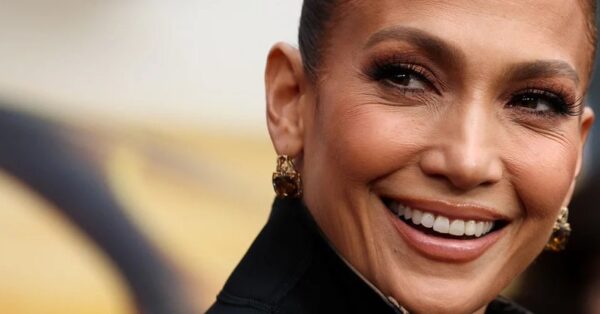 Sin filtro: Jennifer López compartió su rutina de belleza para mantenerse “radiante y feliz” a los 54 años