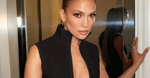 Jennifer Lopez shares her secret to fuller lips and the €19 lip gloss she loves