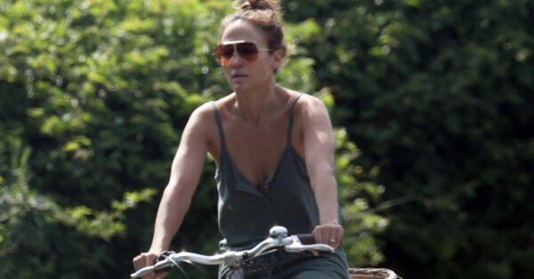 Jennifer Lopez también hace actividades terrenales como andar en bici (en Los Hamptons, claro) y calzando unas sandalias míticas de los 2000.