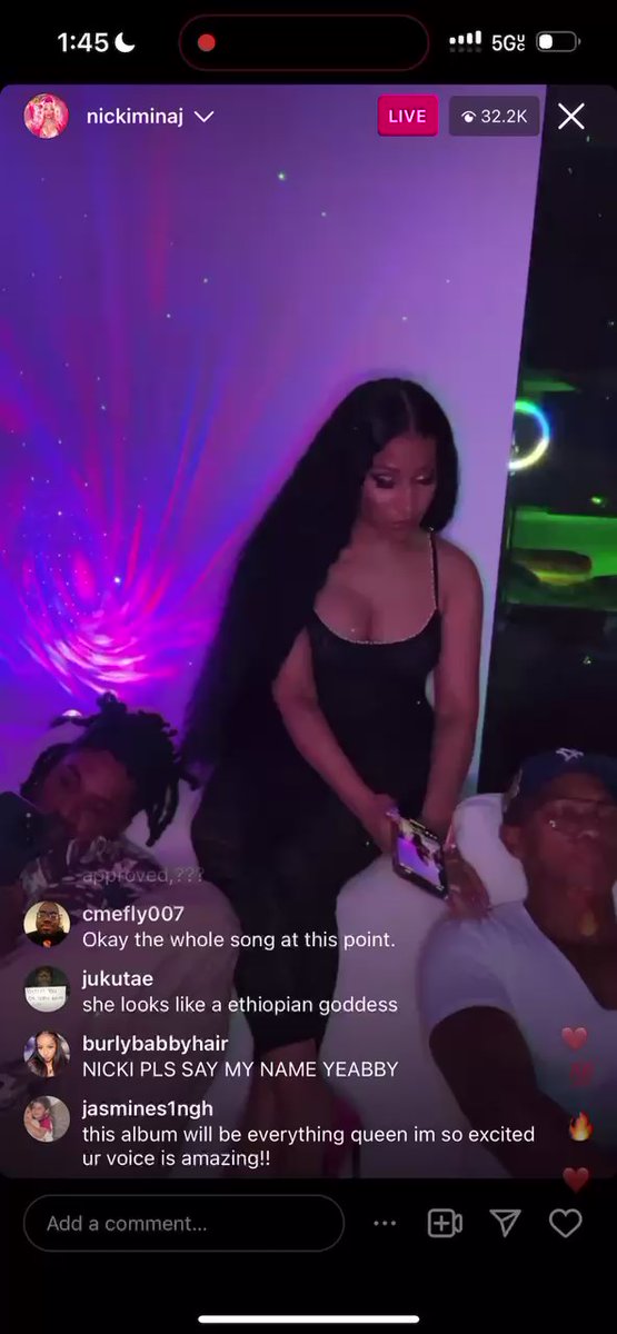 Here’s a longer snippet with the hook. Nicki Minaj sounds so good! ? pic.twitter.com/OAWnZ8PmtD