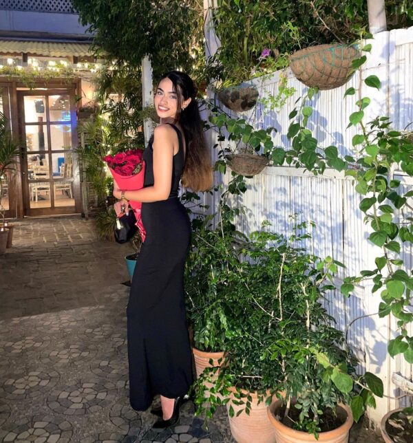 Classy 🥀
.
.
.
.
lens @sbo.optics 
Dress @outcast_india 
📍 @cafejcs 
.
.
.
#redroses #blackdress #datenight