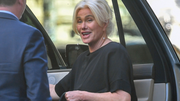 Hugh Jackman’s wife Deborra-Lee Furness stepped out last week. A tiny detail was a clue to shock marriage news