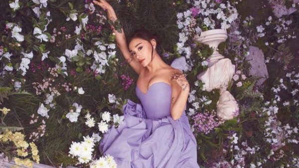 Ariana Grande: Πήγε σε μια φάρμα και έπαιξε με τις κατσίκες