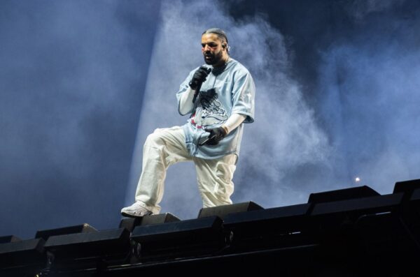 Drake Gives G-Wagon to Fan at Toronto Concert: Watch – Billboard